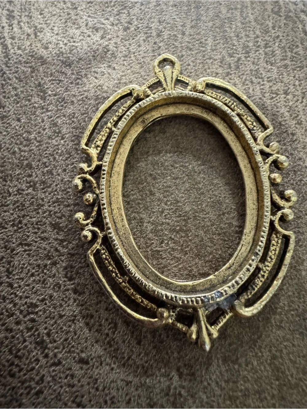 Vintage-Inspired Gold Oval Ornamental Frame Accent